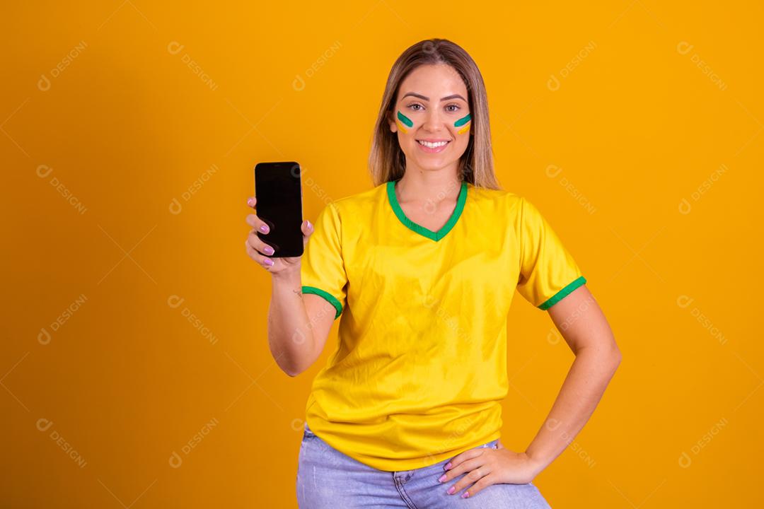 Mulher jovem torcedora brasileira com chapeu do brasil