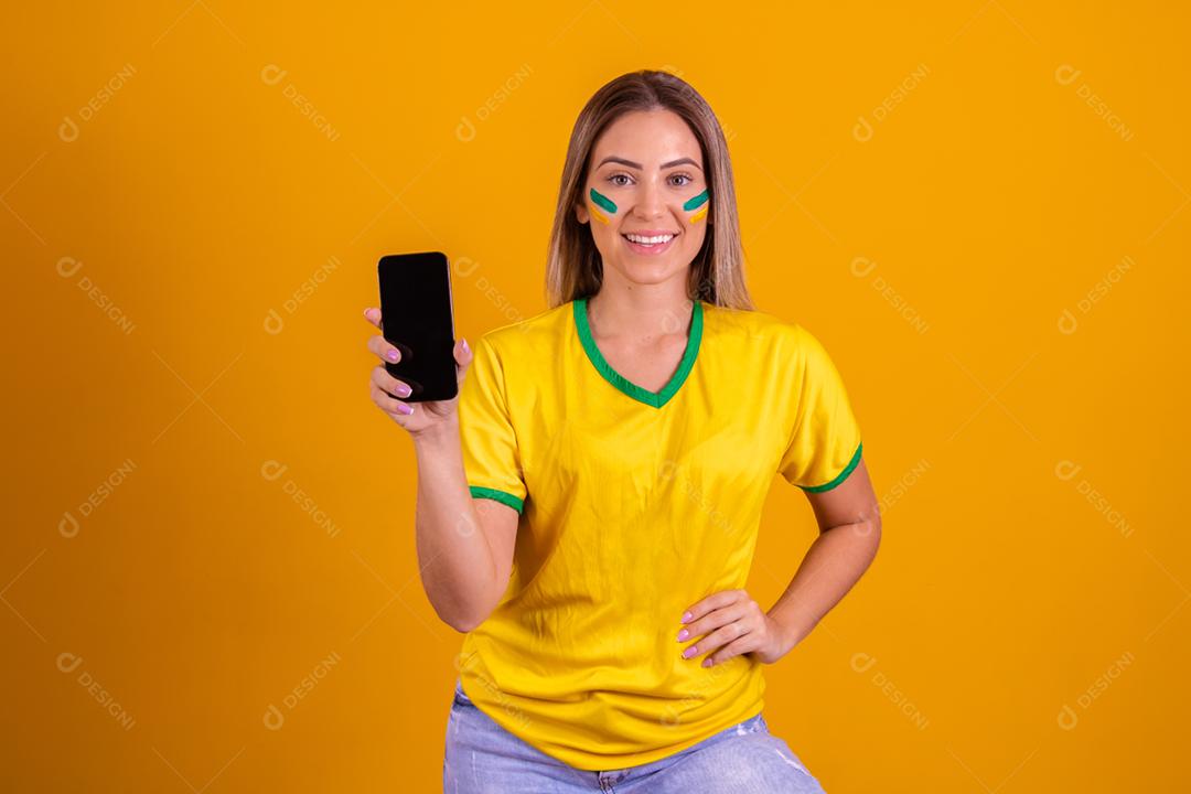 Mulher jovem torcedora brasileira com chapeu do brasil