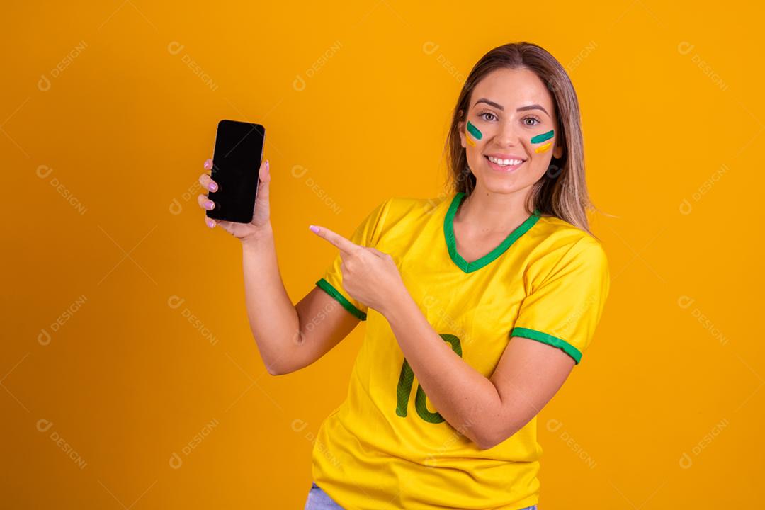 Mulher jovem torcedora brasileira com chapeu do brasil