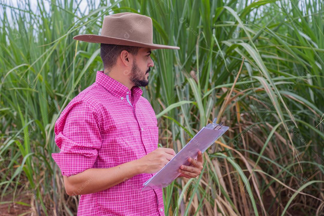 Homem agricultor segurando uma prancheta