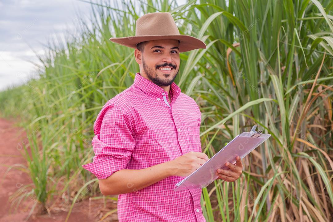 Homem agricultor segurando uma prancheta