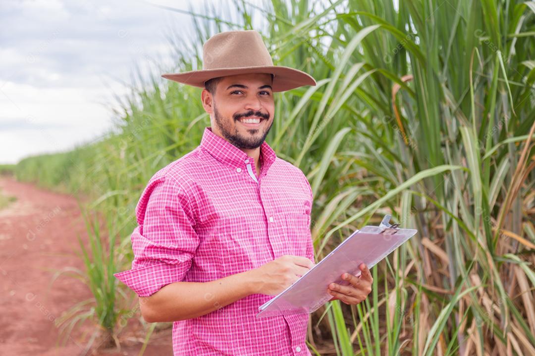 Homem agricultor segurando uma prancheta