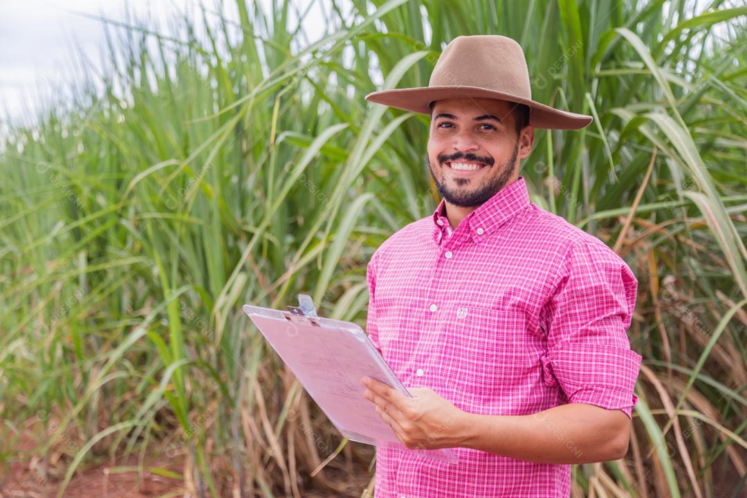 Homem agricultor segurando uma prancheta