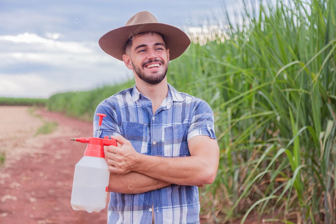 Homem agricultor batendo veneno na plantação