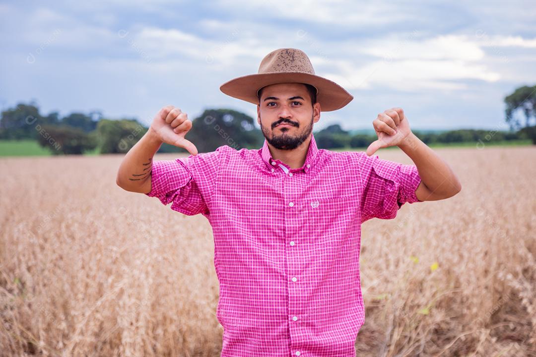 Homem jovem agricultor fazendo sinais com as mãos