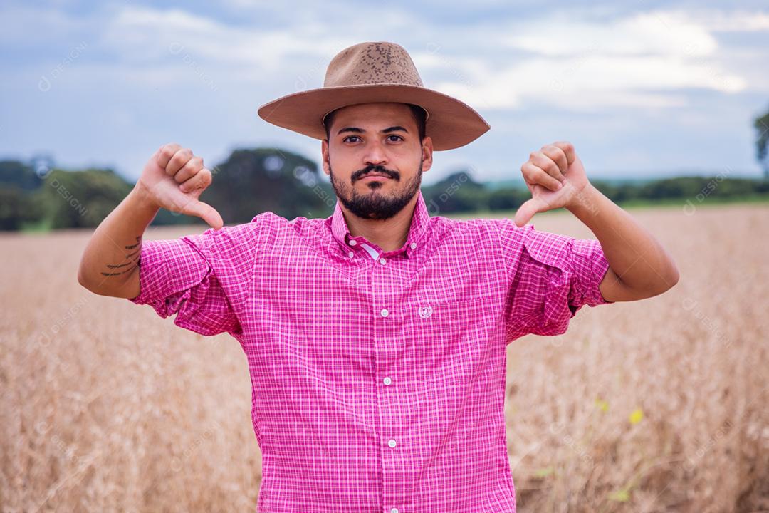 Homem jovem agricultor fazendo sinais com as mãos