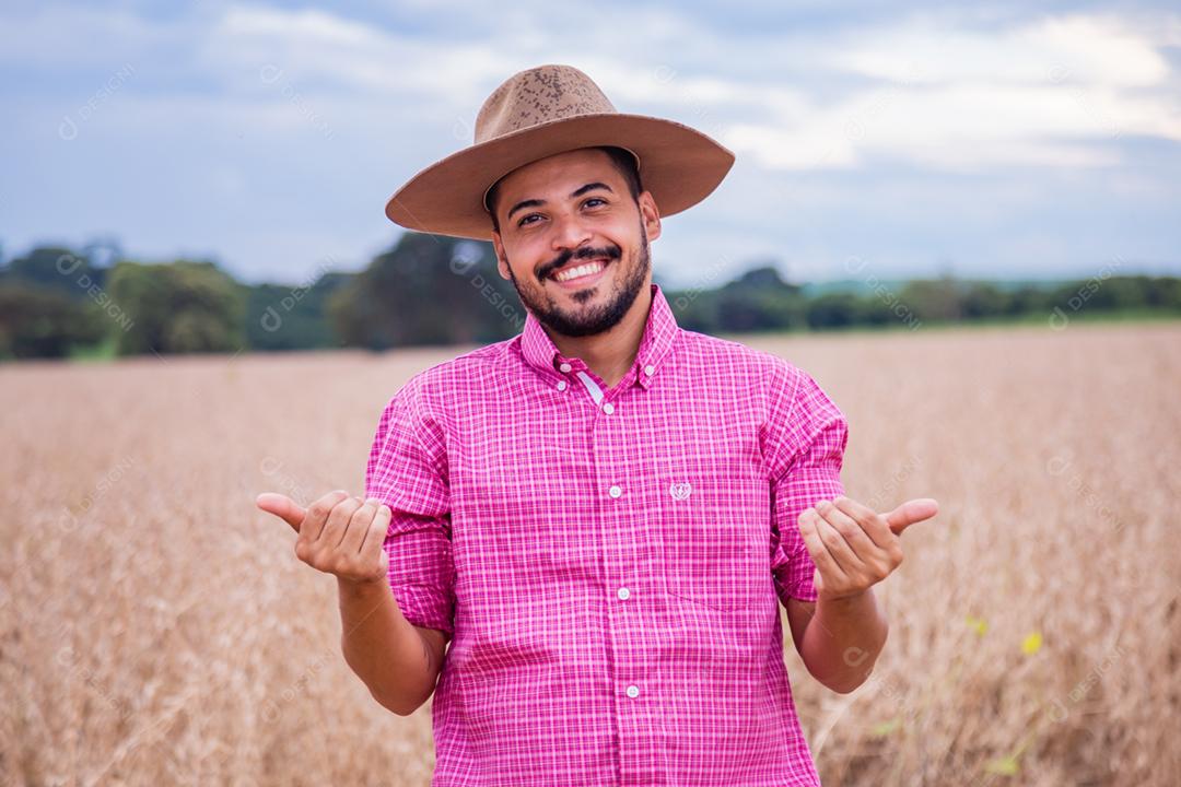 Homem jovem agricultor fazendo sinais com as mãos