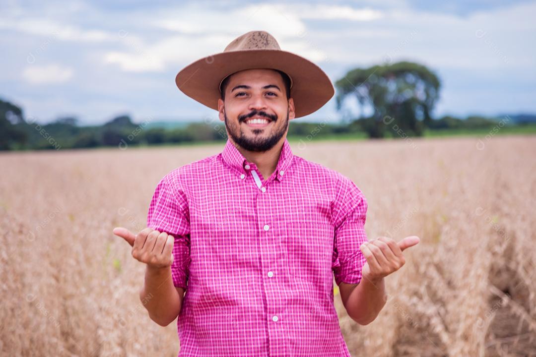 Homem jovem agricultor fazendo sinais com as mãos