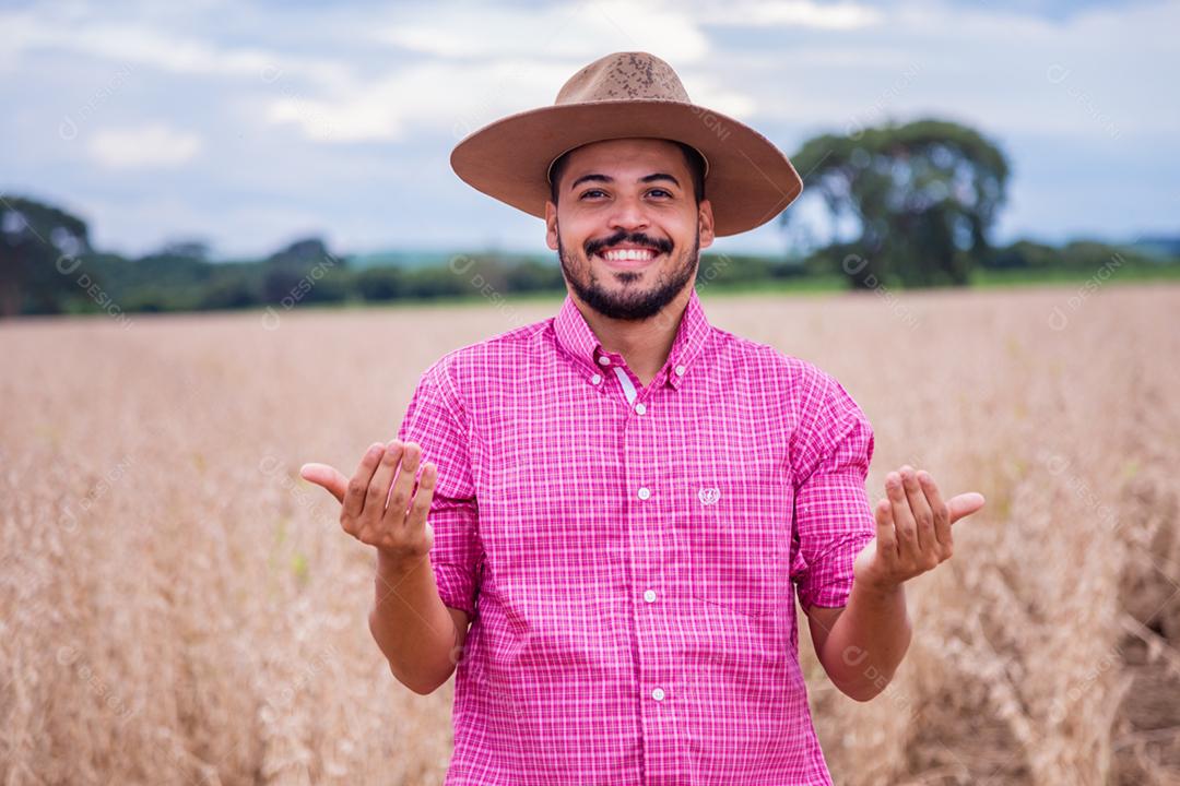 Homem jovem agricultor fazendo sinais com as mãos