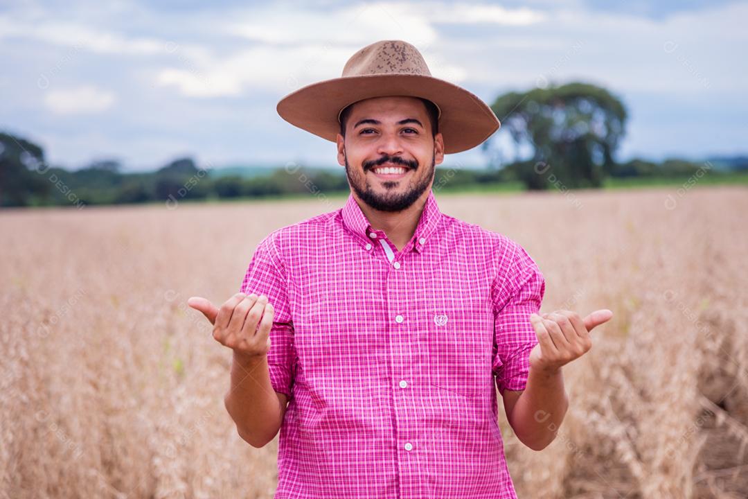 Homem jovem agricultor fazendo sinais com as mãos