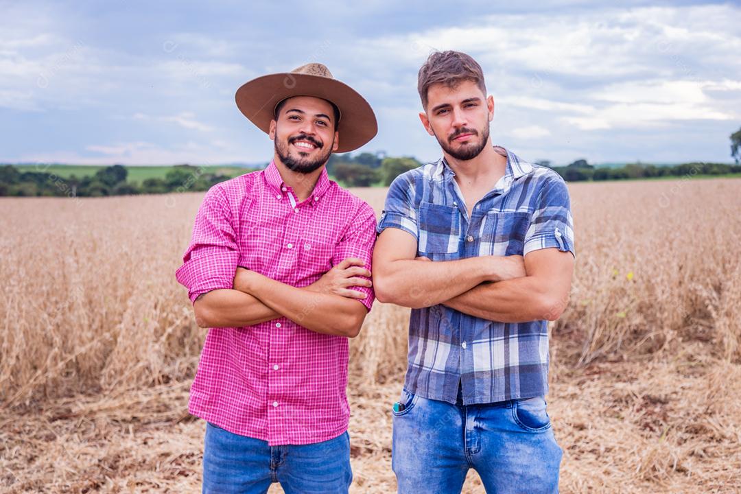 Homens jovens agricultores olhando para a camera