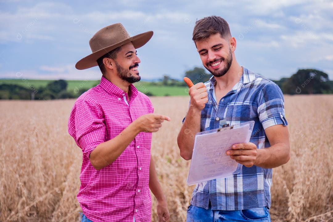 Homens jovens agricultores olhando um projeto no papel
