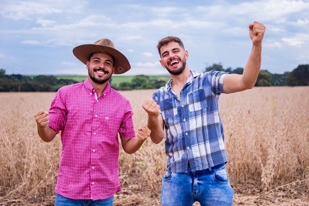 Homens jovens agricultores fazendo dancinhas