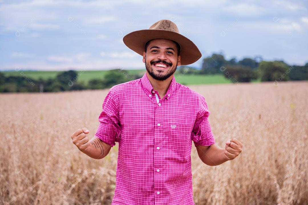 Homem jovem agricultor fazendo sinais com as mãos