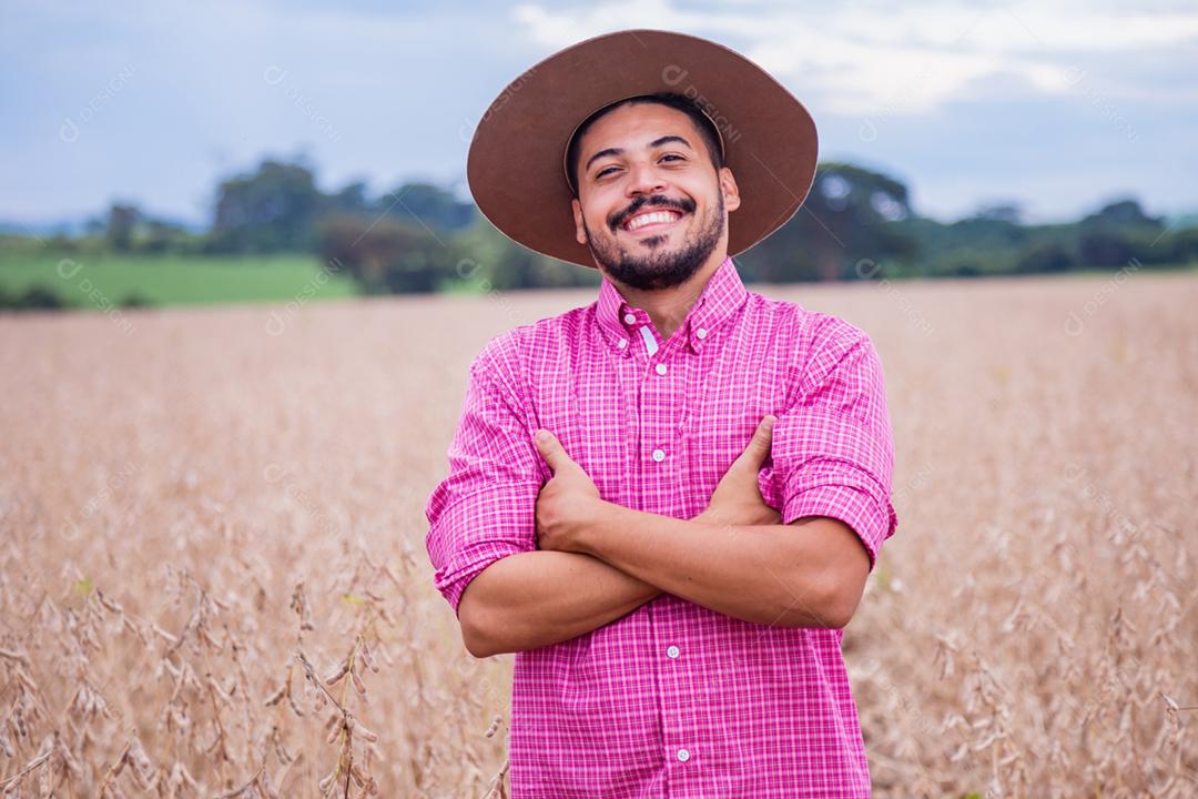 Homem jovem agricultor fazendo sinais com as mãos