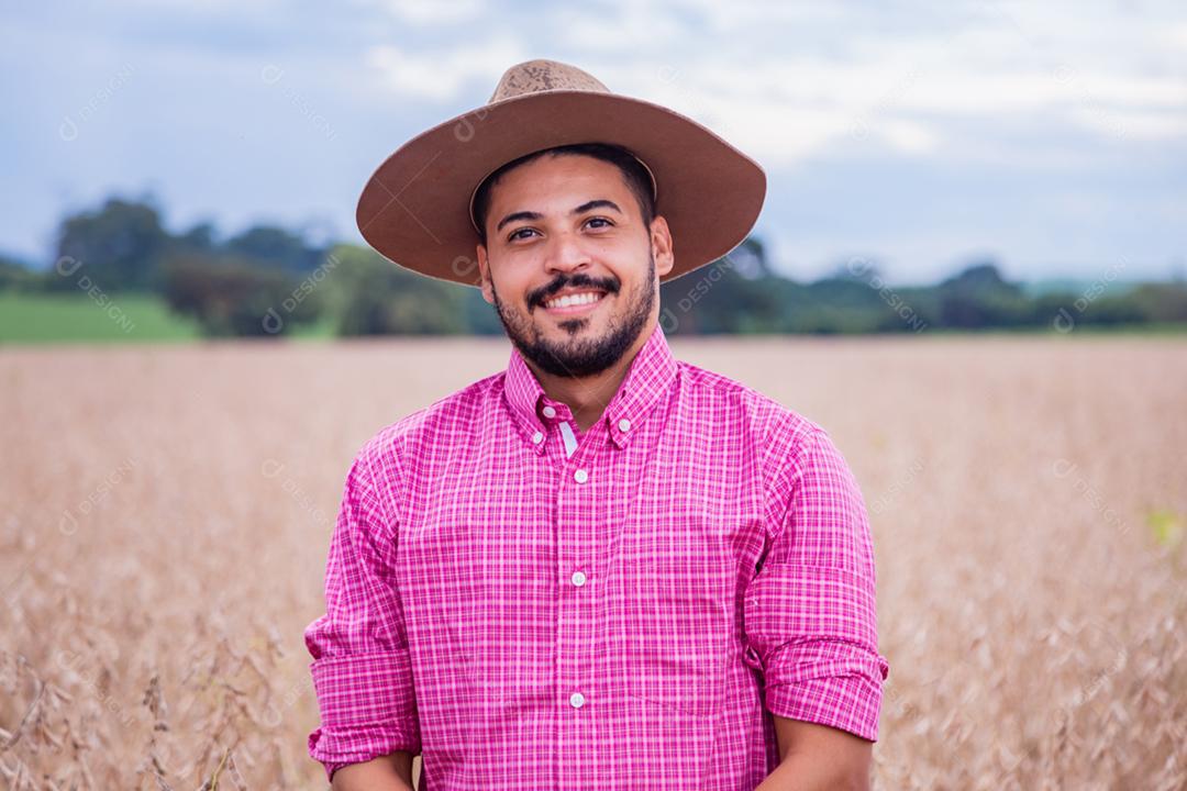 Homem jovem agricultor fazendo sinais com as mãos