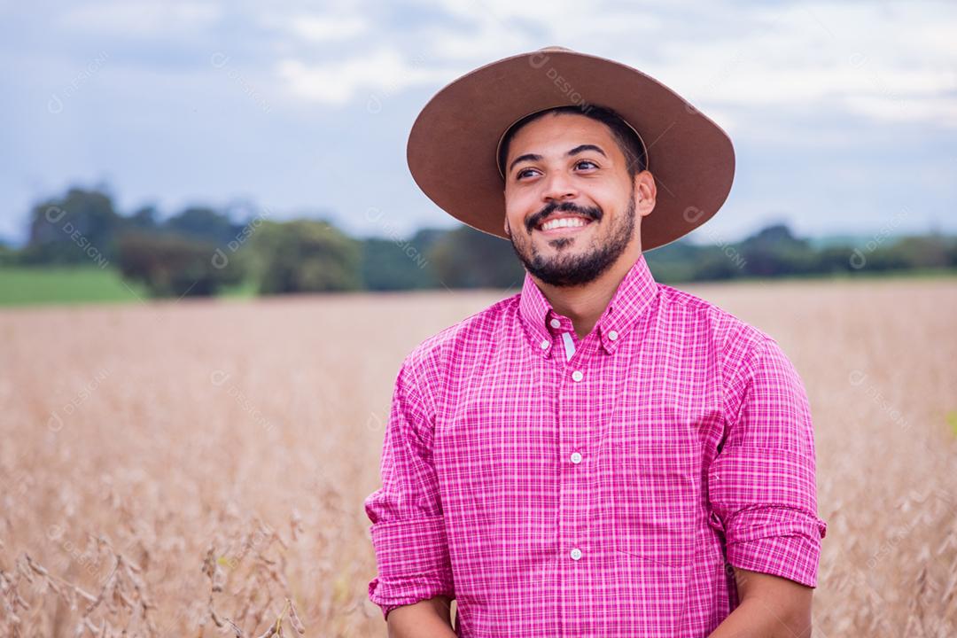 Homem jovem agricultor fazendo sinais com as mãos