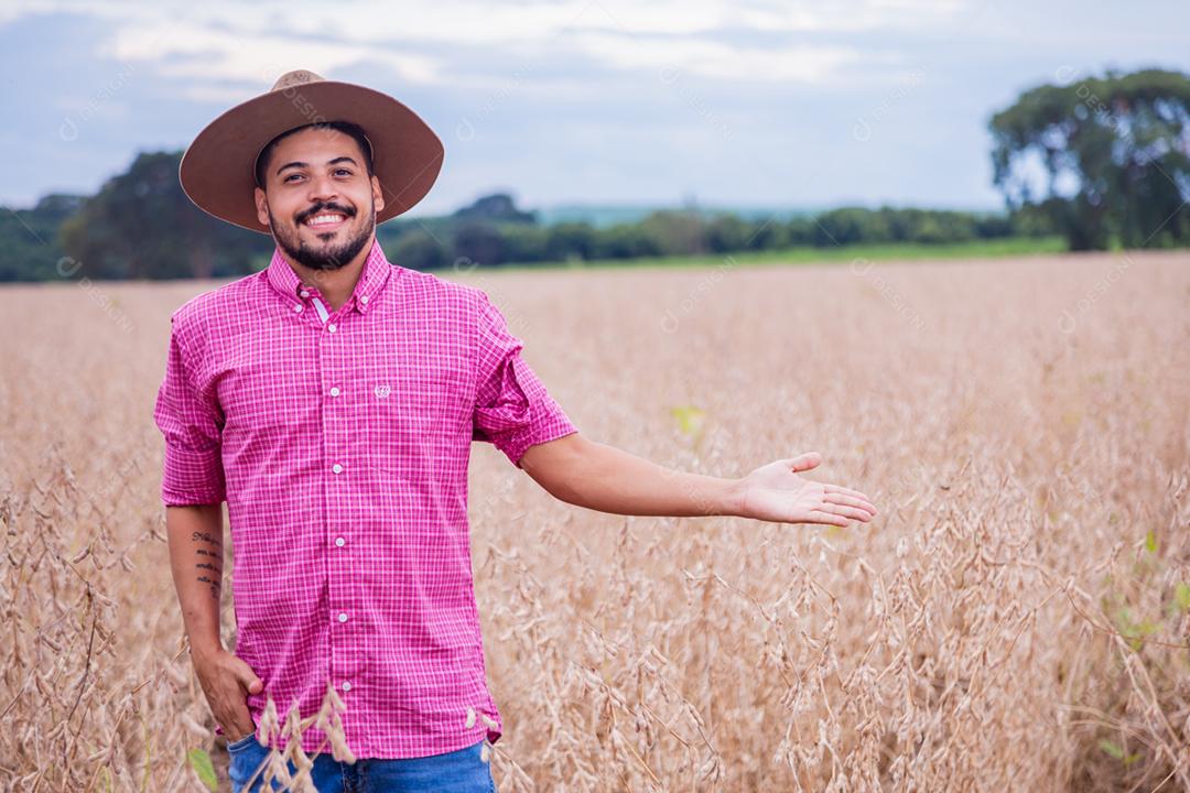 Homem jovem agricultor fazendo sinais com as mãos