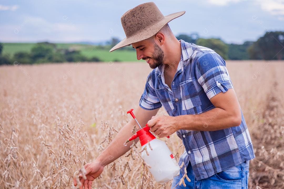 Homem agricultor batendo veneno na plantação