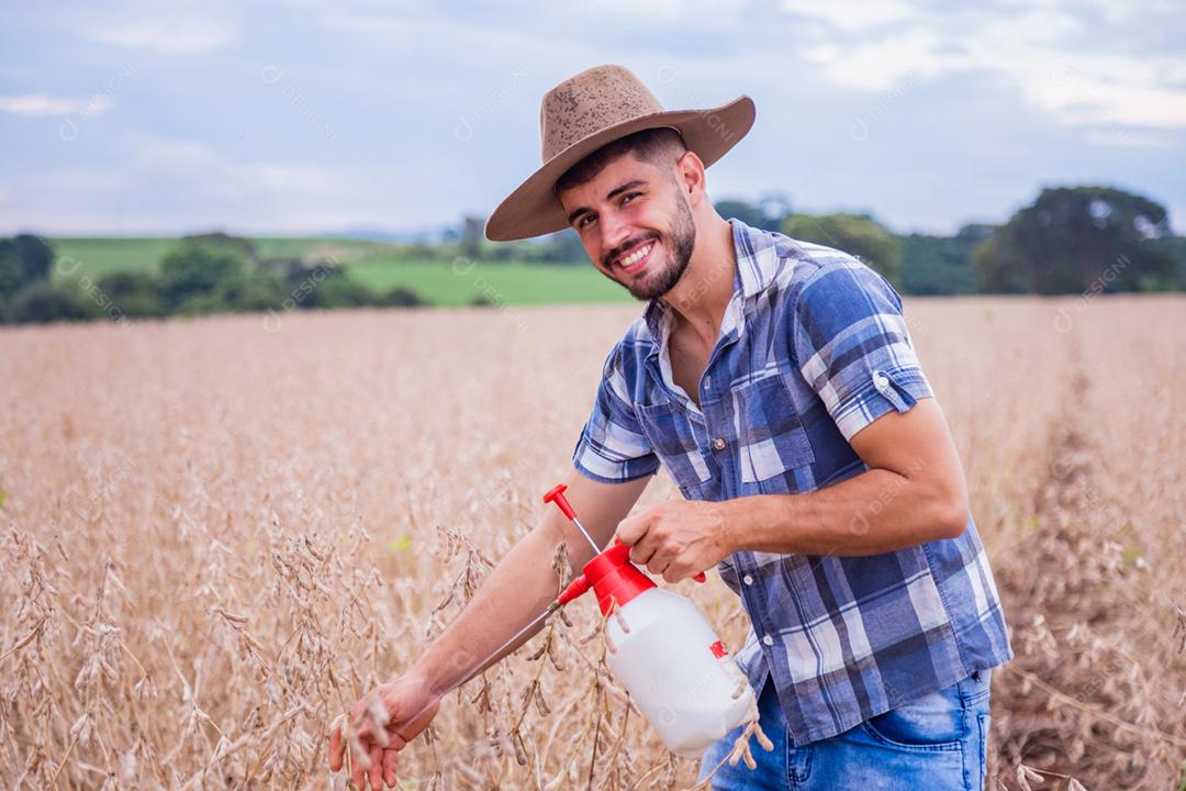 Homem agricultor batendo veneno na plantação