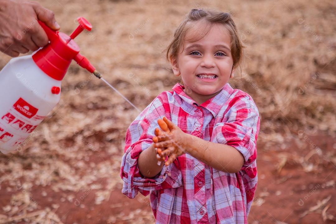 Criança do campo vestida em camisa xadrez