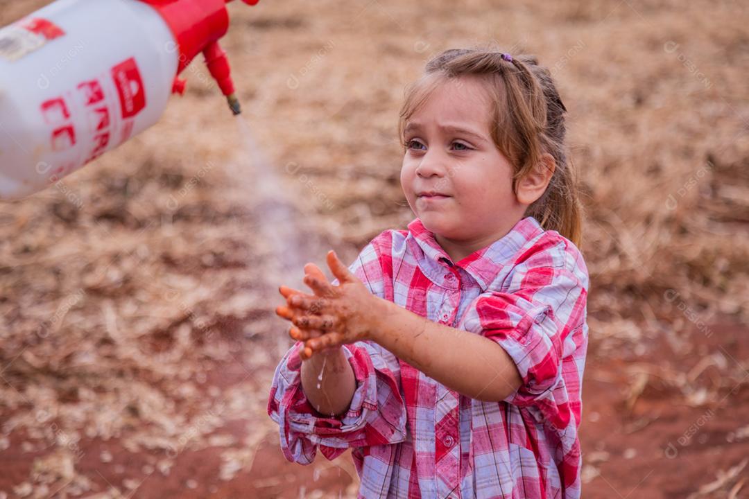 Criança do campo vestida em camisa xadrez