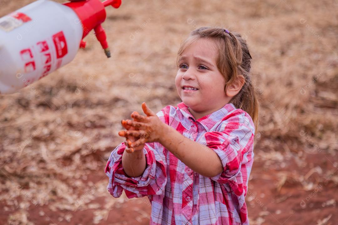 Criança do campo vestida em camisa xadrez