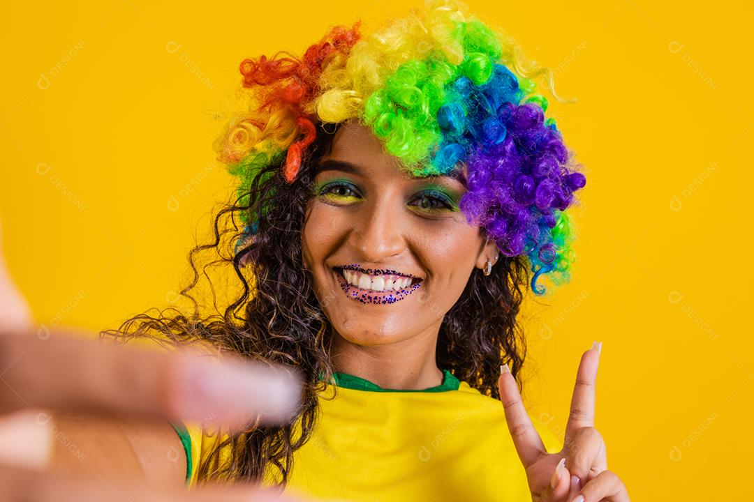 Torcedor do Brasil. Fã de mulher brasileira comemorando no futebol