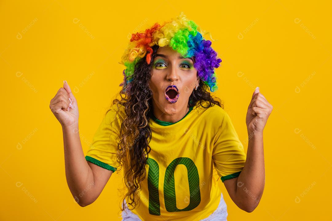 Torcedor do Brasil. Fã de mulher brasileira comemorando no futebol