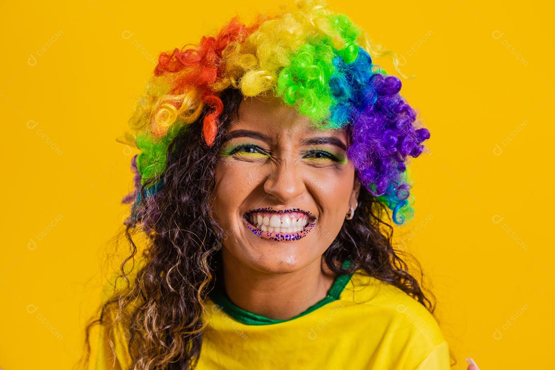 Torcedor do Brasil. Fã de mulher brasileira comemorando no futebol