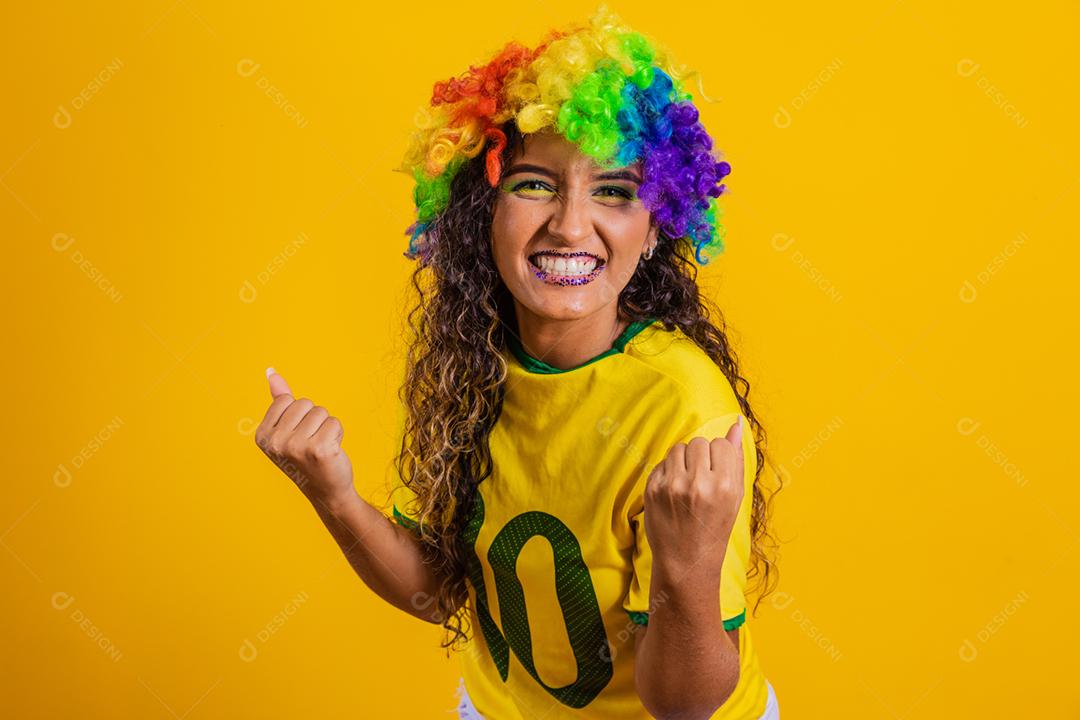 Torcedor do Brasil. Fã de mulher brasileira comemorando no futebol