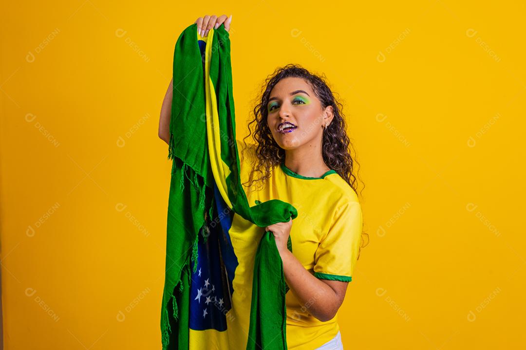 Fã brasileiro. vestindo a bandeira brasileira em um retrato, brasileiro