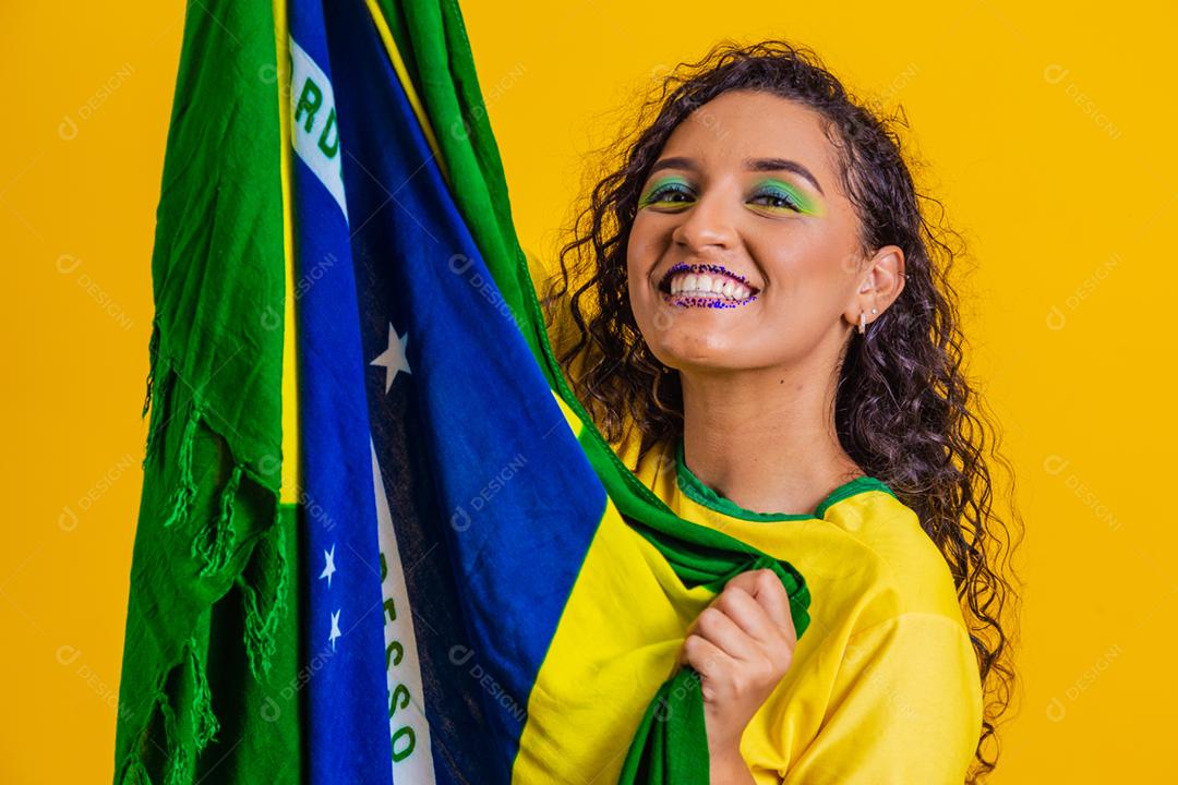 Fã brasileiro. vestindo a bandeira brasileira em um retrato, brasileiro