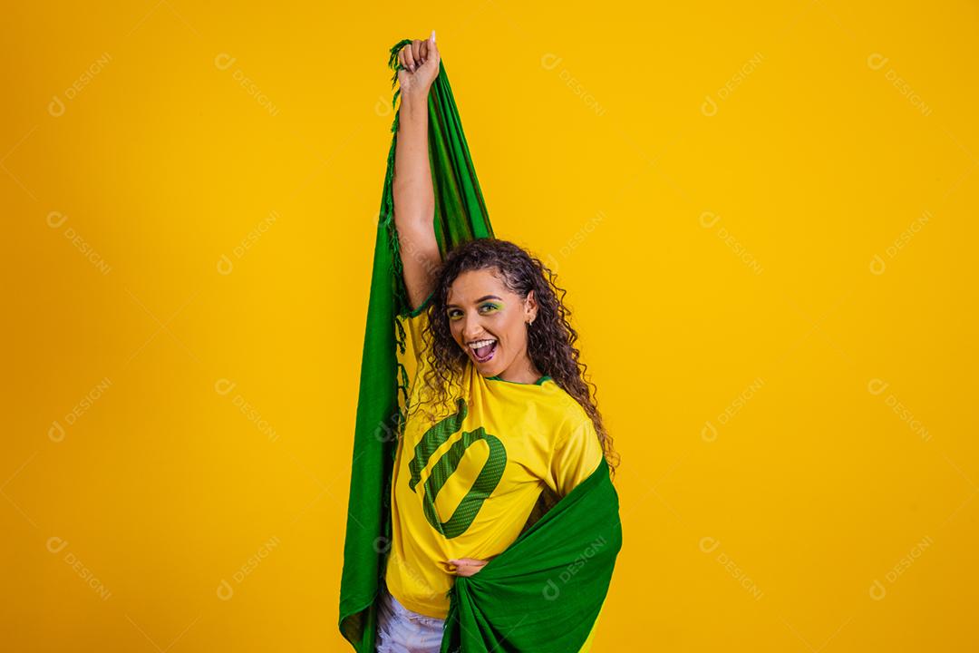 Fã brasileiro segurando uma lousa em branco para espaço de texto. mundo