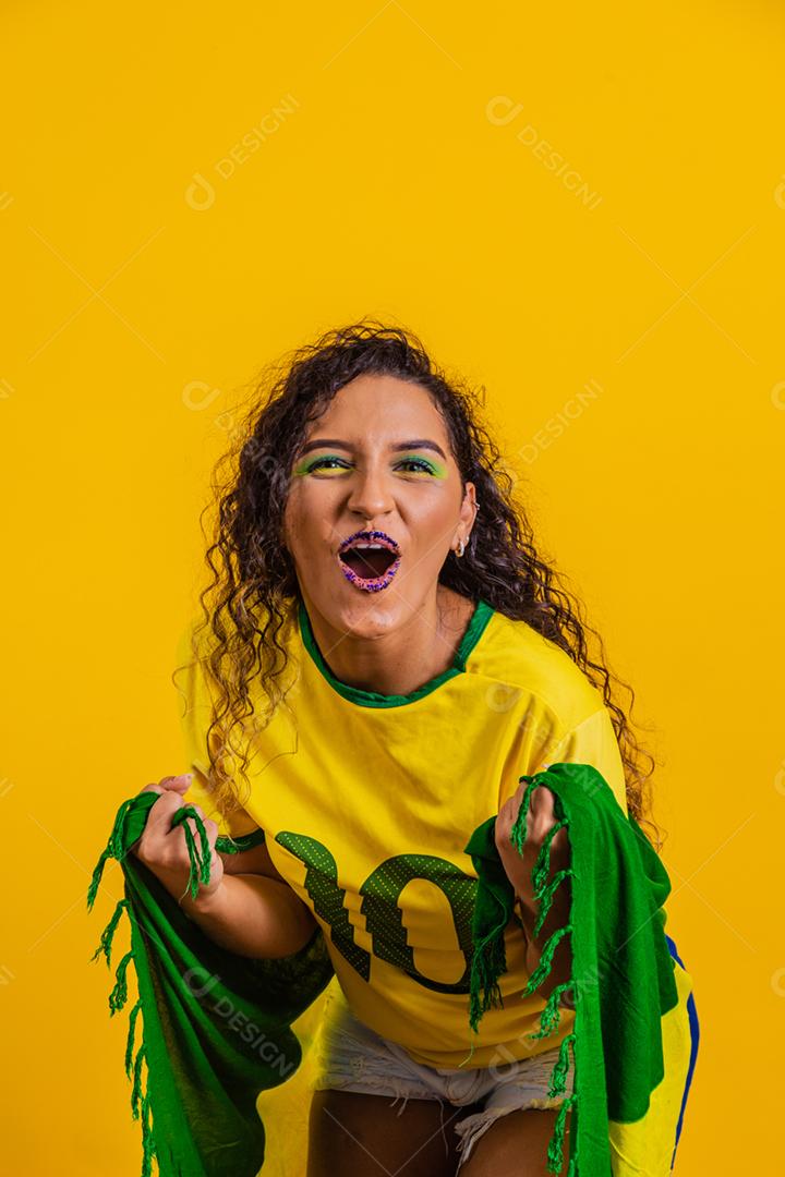 Fã brasileiro segurando uma lousa em branco para espaço de texto. mundo