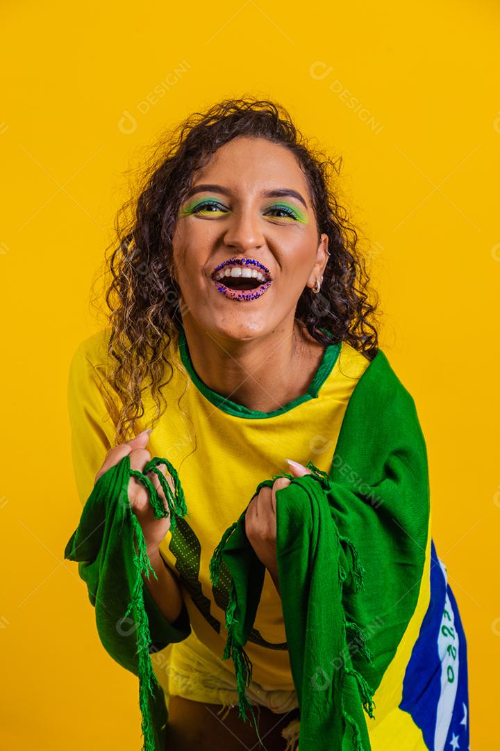 Fã brasileiro segurando uma lousa em branco para espaço de texto. mundo