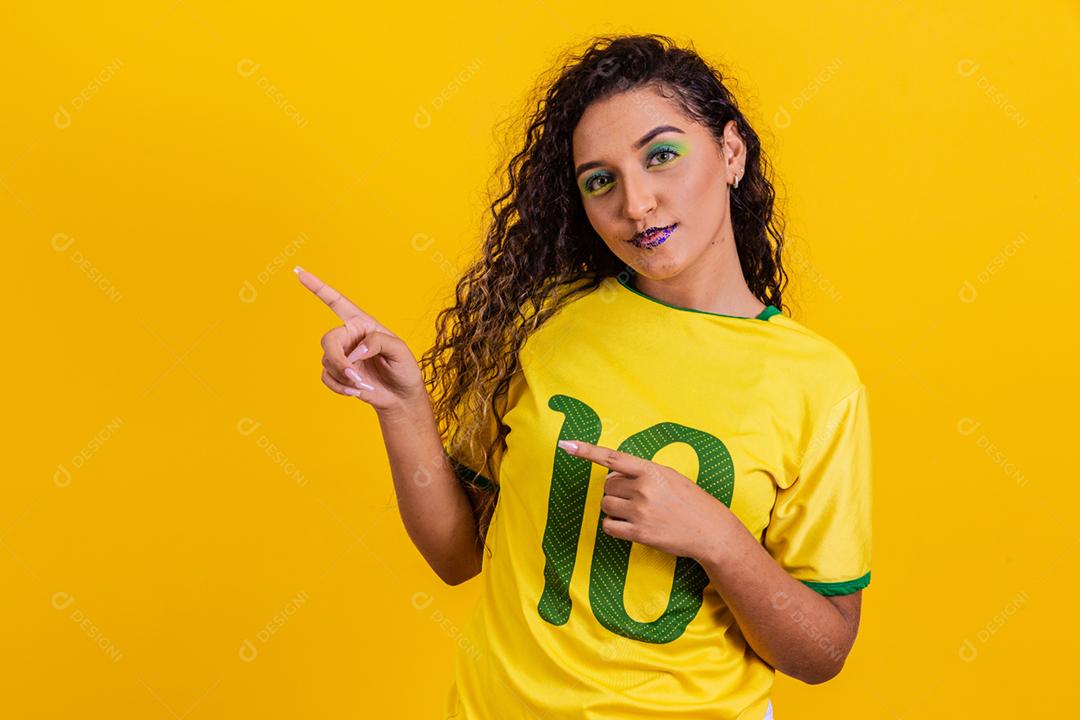 linda líder de torcida brasileira apontando para o lado