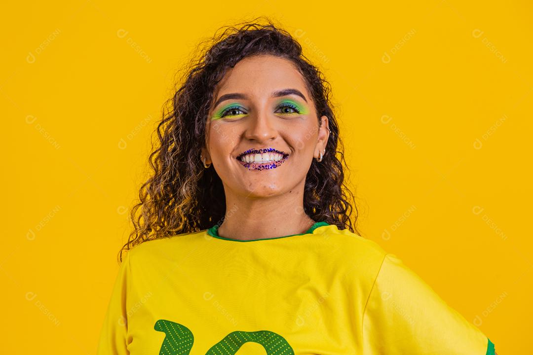 torcedor brasileiro. Fã de mulher brasileira comemorando no futebol