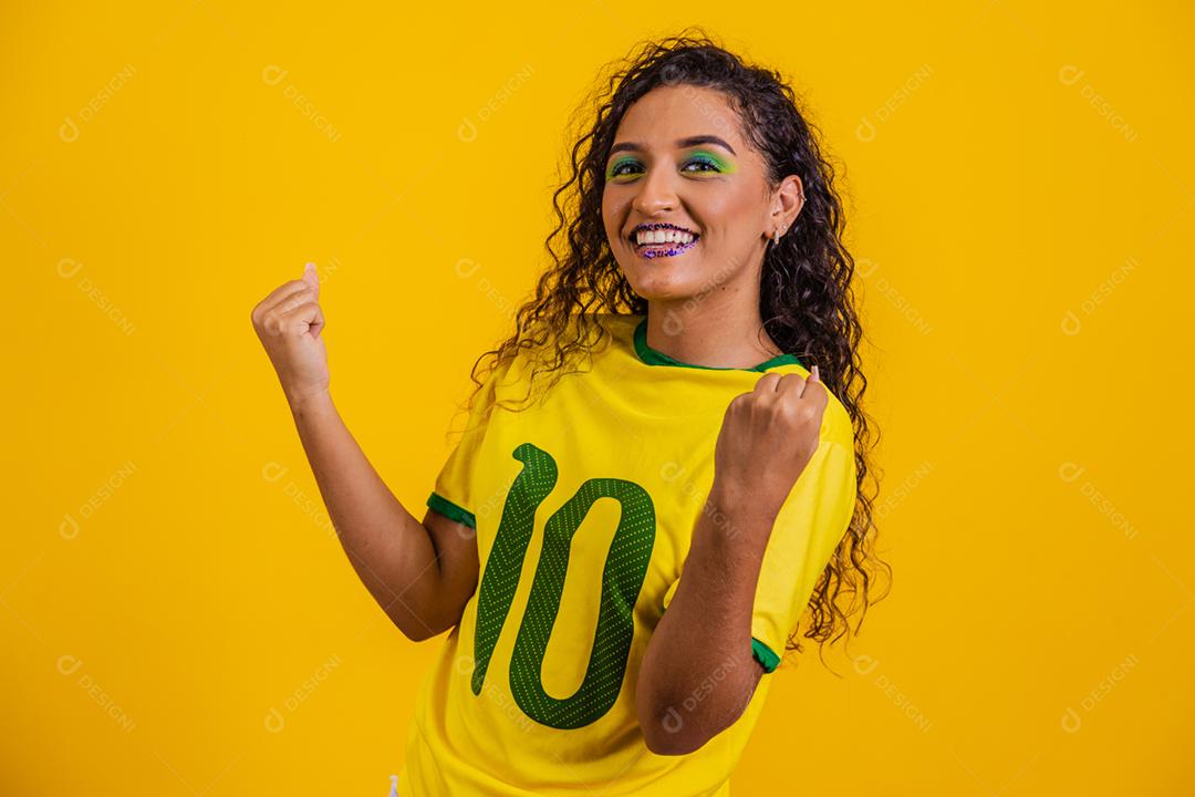 torcedor brasileiro. Fã de mulher brasileira comemorando no futebol
