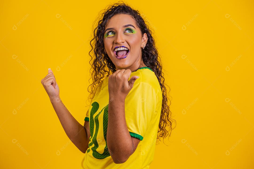 torcedor brasileiro. Fã de mulher brasileira comemorando no futebol