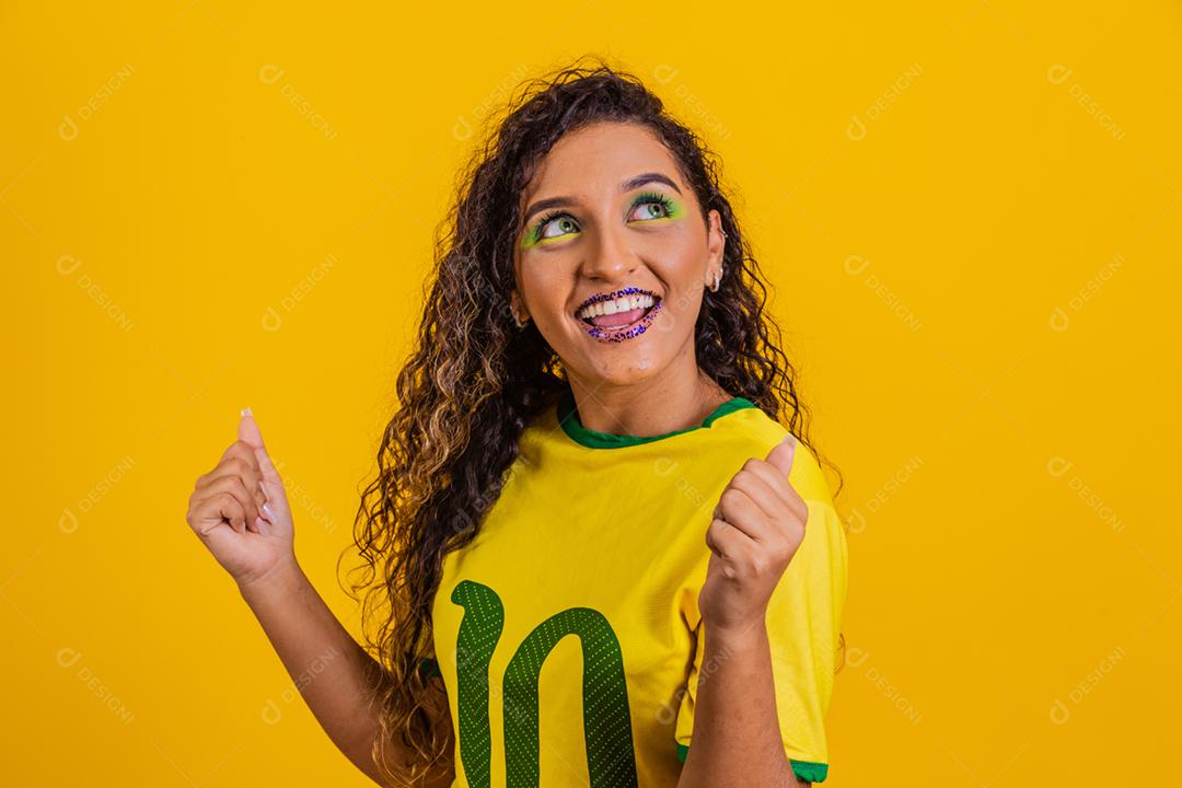 torcedor brasileiro. Fã de mulher brasileira comemorando no futebol