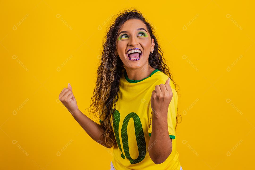 torcedor brasileiro. Fã de mulher brasileira comemorando no futebol