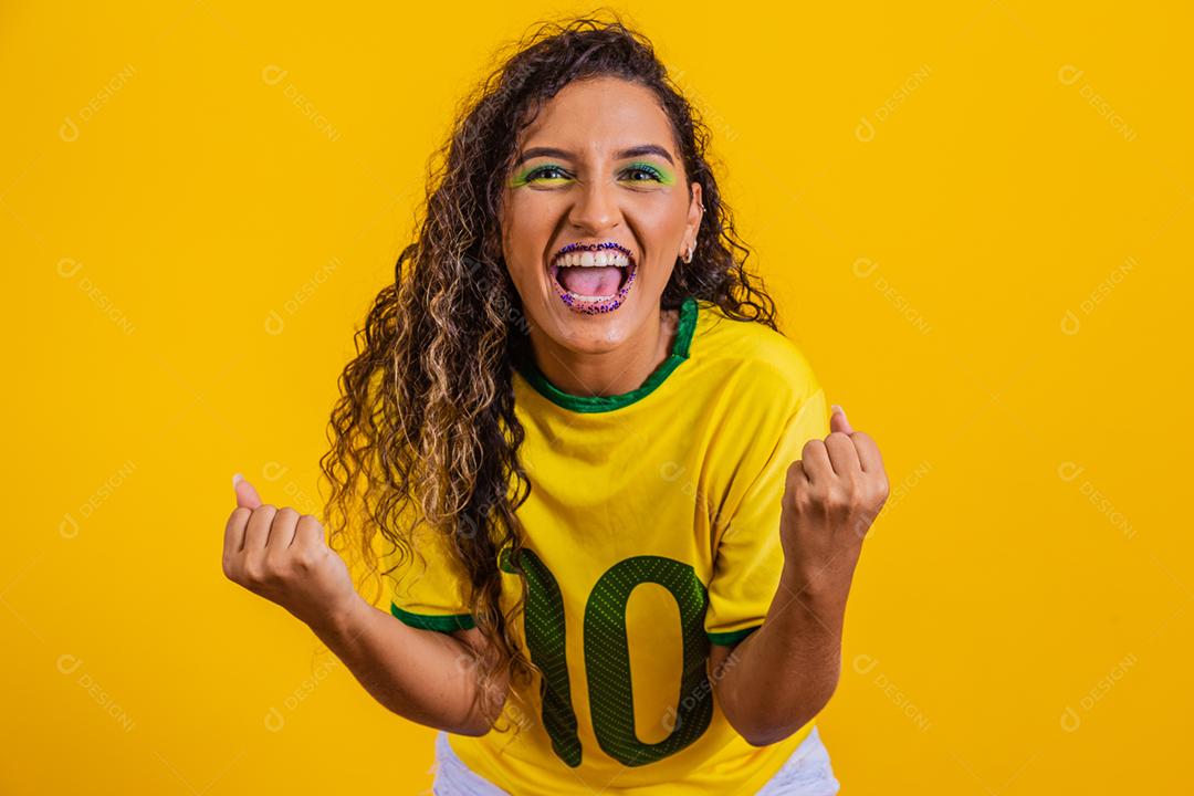 torcedor brasileiro. Fã de mulher brasileira comemorando no futebol