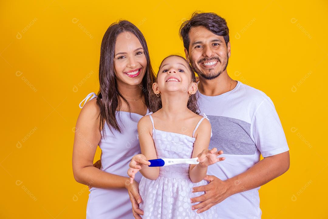 Futura irmã mais velha segurando um teste de gravidez positivo com ela os futuros papais