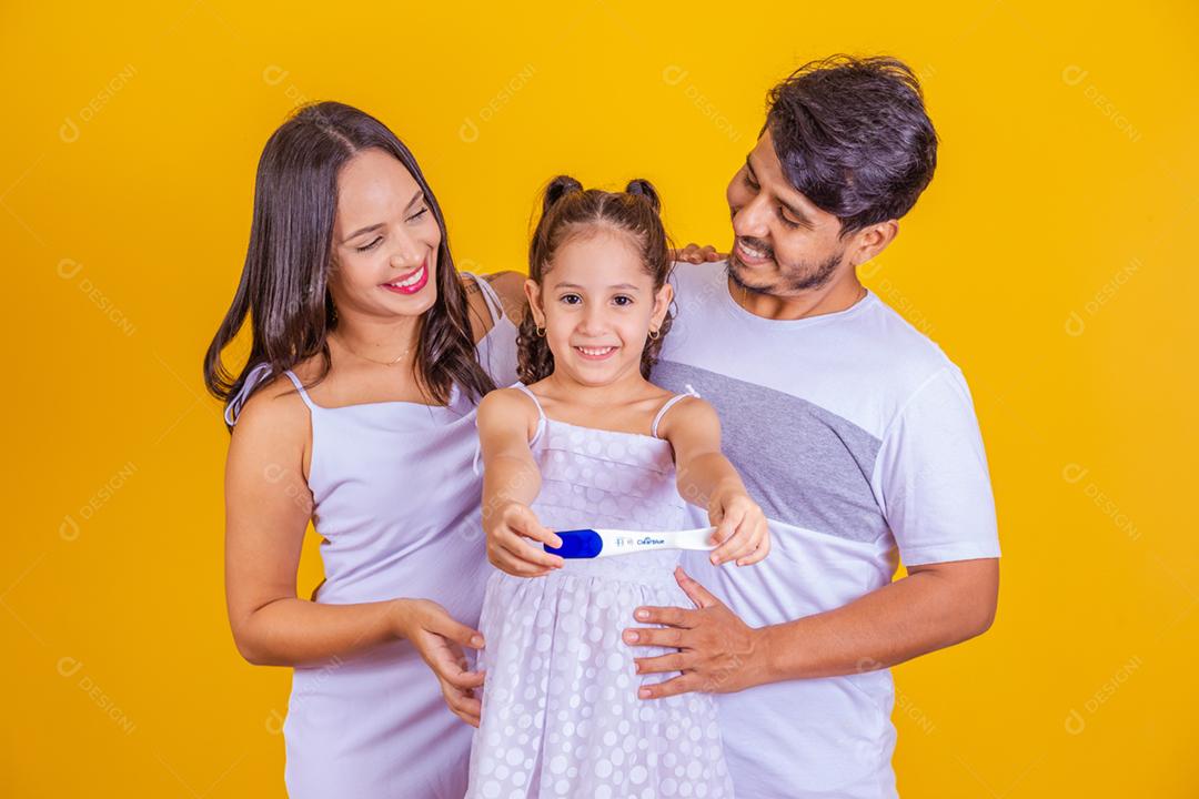 Futura irmã mais velha segurando um teste de gravidez positivo com ela os futuros papais