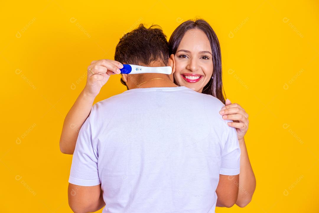 Close de uma jovem feliz abraçando o homem após uma gravidez positiva