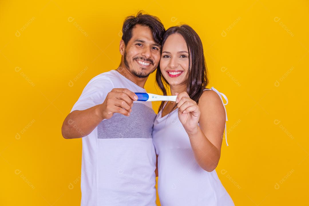 Feliz casal animado fazendo teste de gravidez positivo e comemorando
