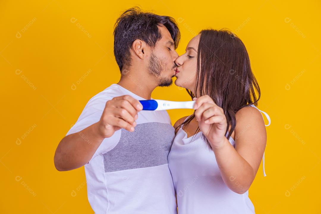 Feliz casal animado fazendo teste de gravidez positivo e comemorando