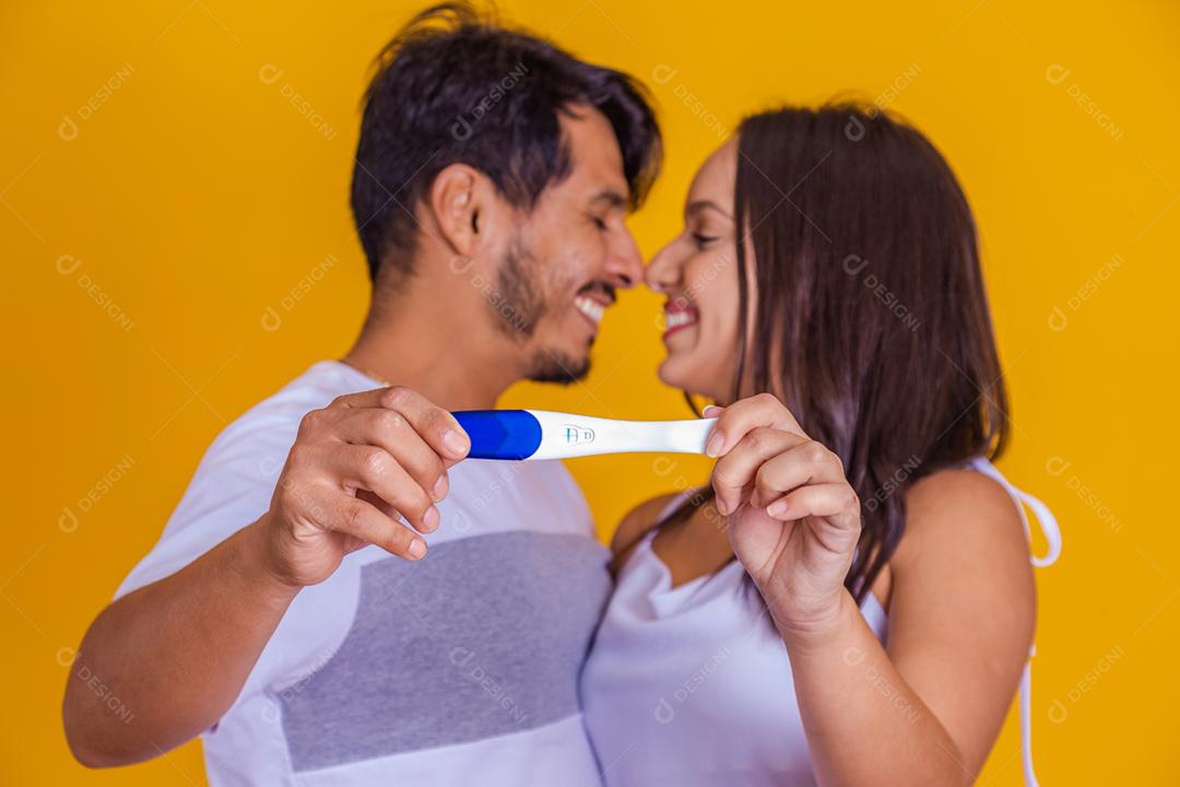 Feliz casal animado fazendo teste de gravidez positivo e comemorando