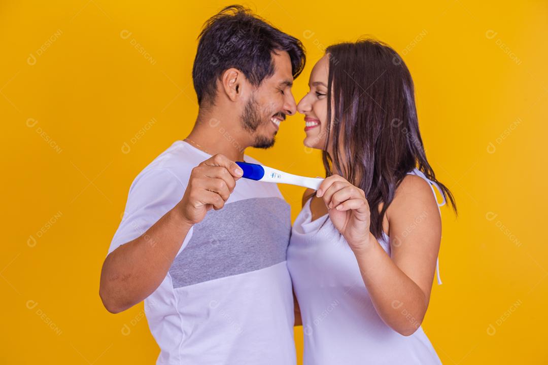 Feliz casal animado fazendo teste de gravidez positivo e comemorando